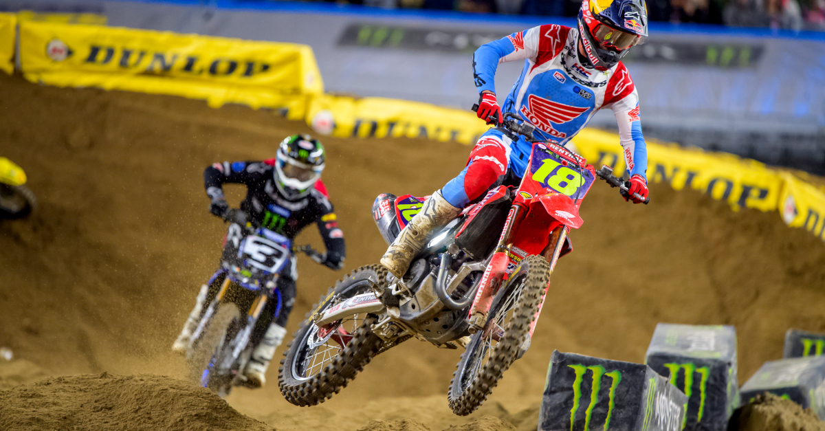 Photo of Jett Lawrence leading Eli Tomac