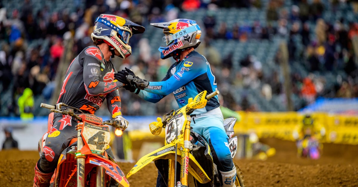 Ken Roczen congratulates Chase Sexton on his win