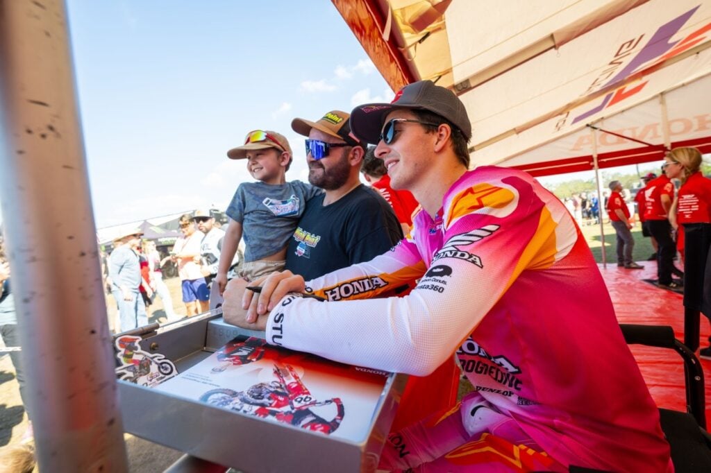 FanFest provides unparallel access to athletes on race day for autographs, photos, and meet & greet opportunities.